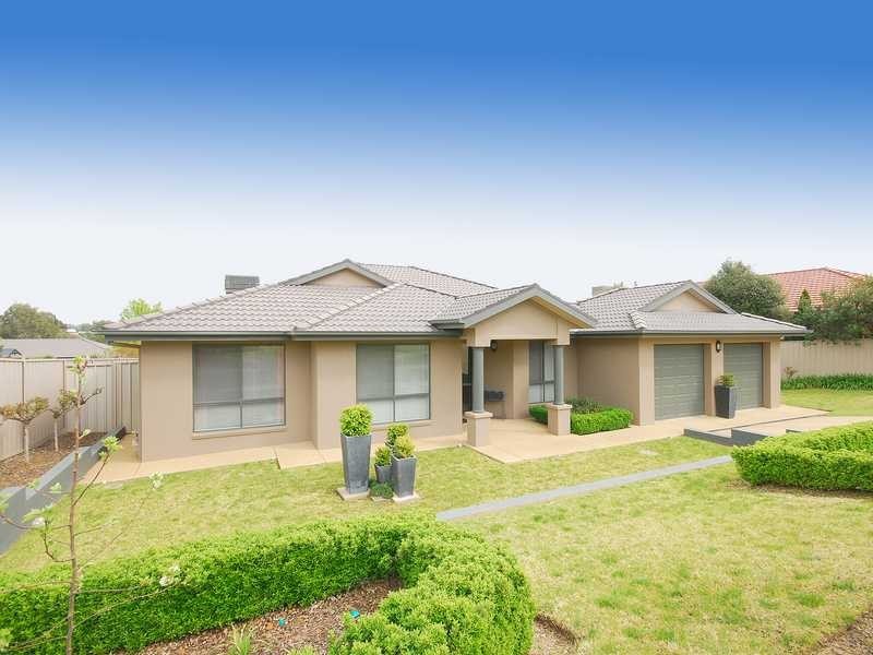 11 Lakehaven Drive, Lake Albert NSW 2650