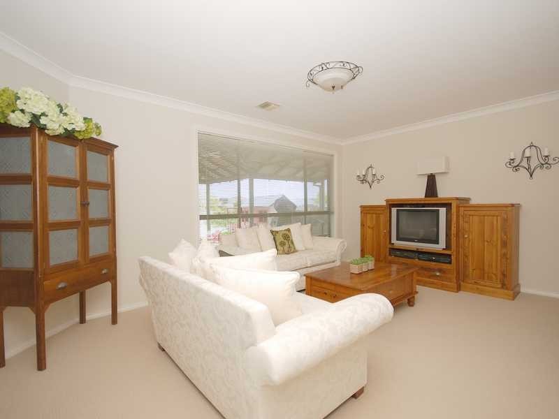 11 Lakehaven Drive, Lake Albert NSW 2650