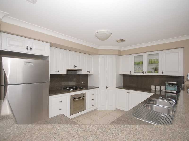 11 Lakehaven Drive, Lake Albert NSW 2650
