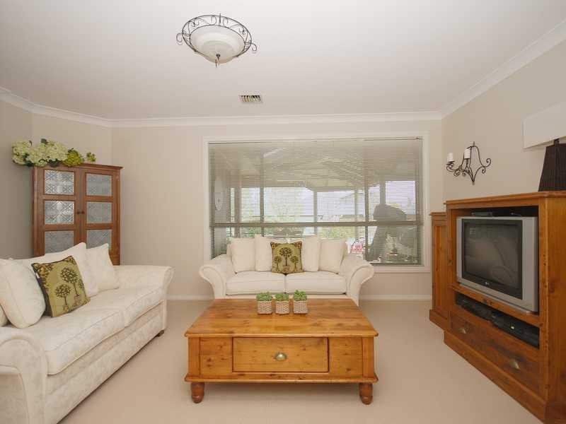 11 Lakehaven Drive, Lake Albert NSW 2650