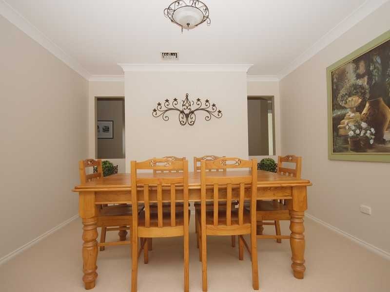 11 Lakehaven Drive, Lake Albert NSW 2650