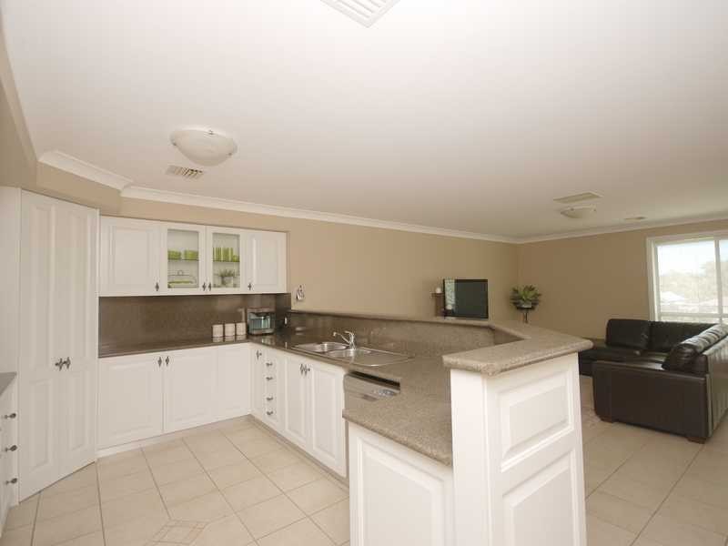 11 Lakehaven Drive, Lake Albert NSW 2650