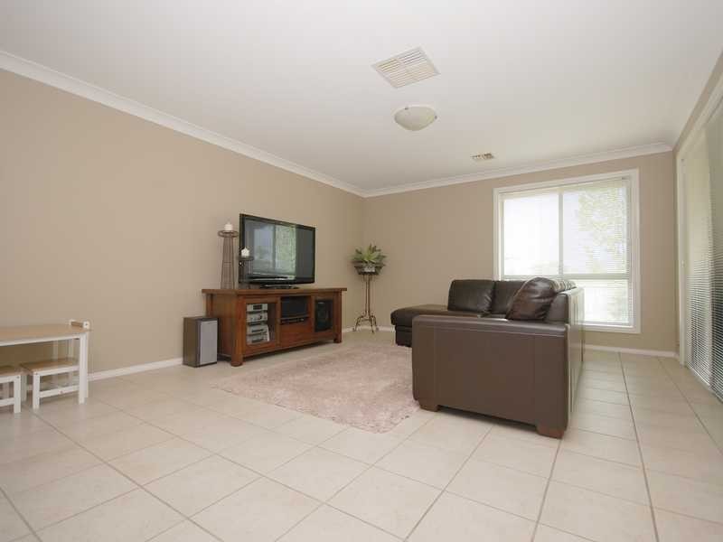 11 Lakehaven Drive, Lake Albert NSW 2650