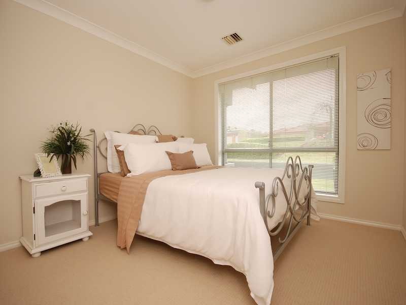 11 Lakehaven Drive, Lake Albert NSW 2650