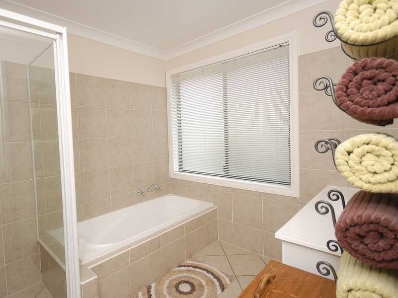 11 Lakehaven Drive, Lake Albert NSW 2650
