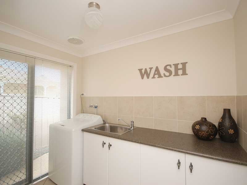 11 Lakehaven Drive, Lake Albert NSW 2650