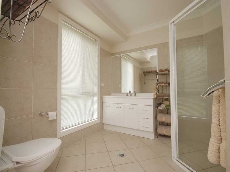 11 Lakehaven Drive, Lake Albert NSW 2650