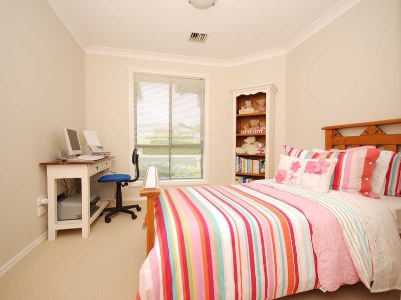 11 Lakehaven Drive, Lake Albert NSW 2650
