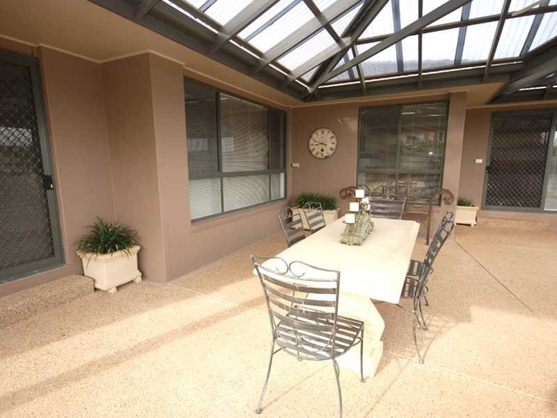 11 Lakehaven Drive, Lake Albert NSW 2650
