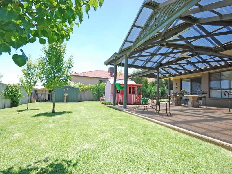 11 Lakehaven Drive, Lake Albert NSW 2650