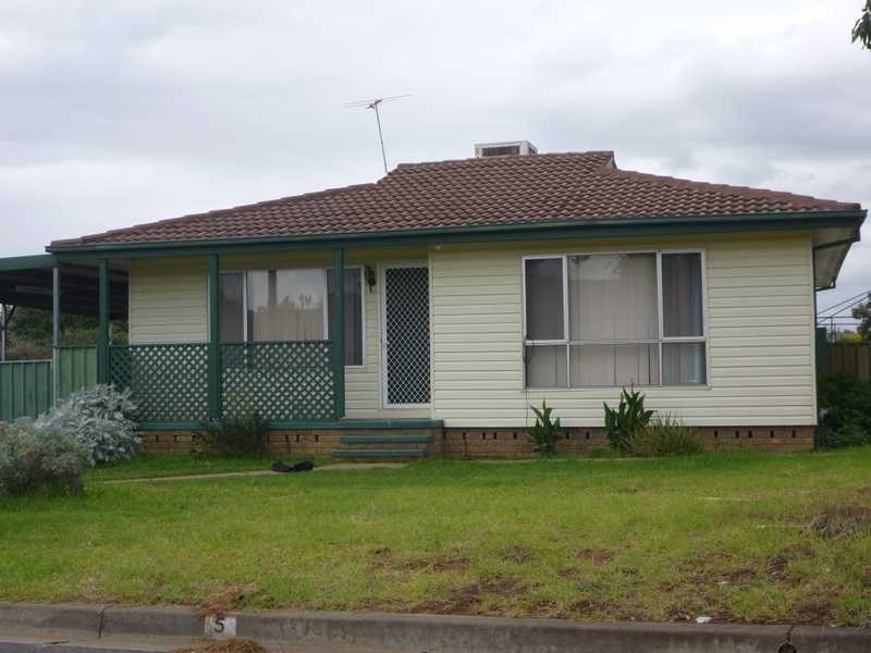 5 Bingham Place, Tolland NSW 2650