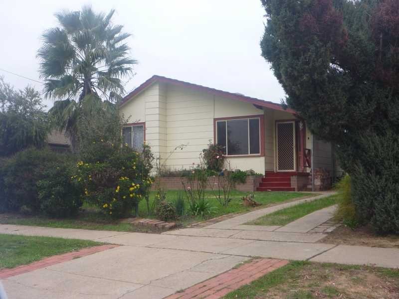 19 Chifley Crescent, Kooringal NSW 2650