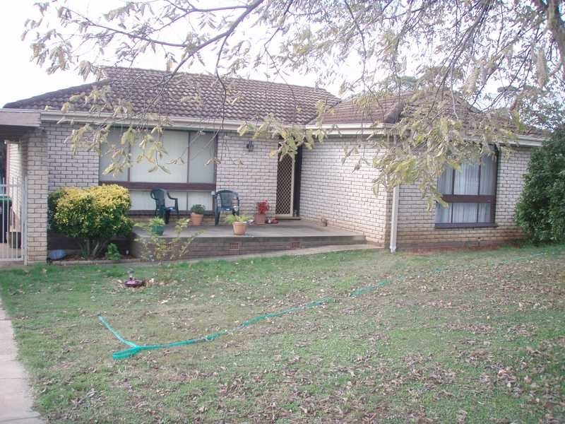 1 Norfolk Avenue, Lake Albert NSW 2650