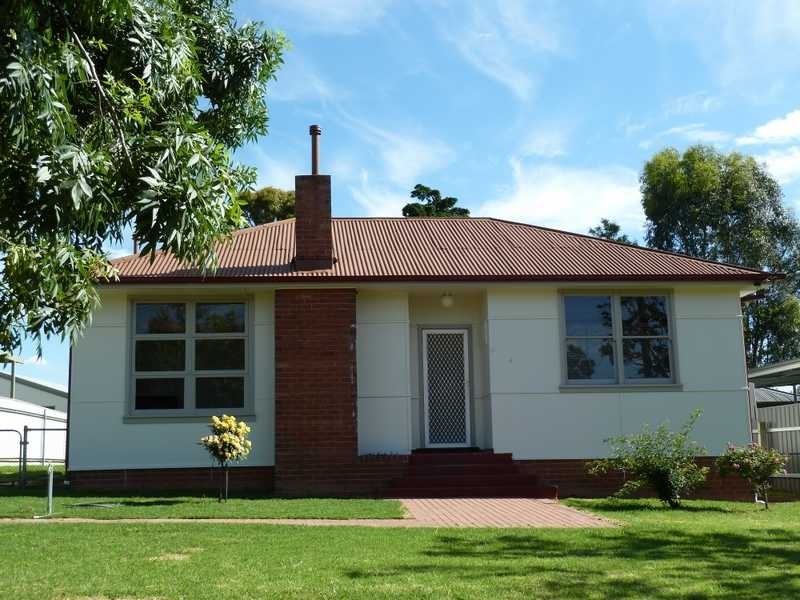4 Fernleigh Road, Wagga Wagga NSW 2650