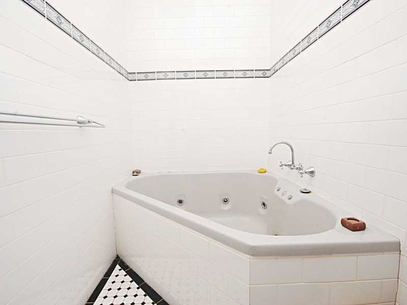 122 Meadow Street, Kooringal NSW 2650