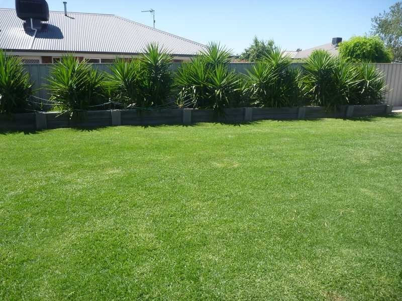 10 Cowan Place, Lloyd NSW 2650