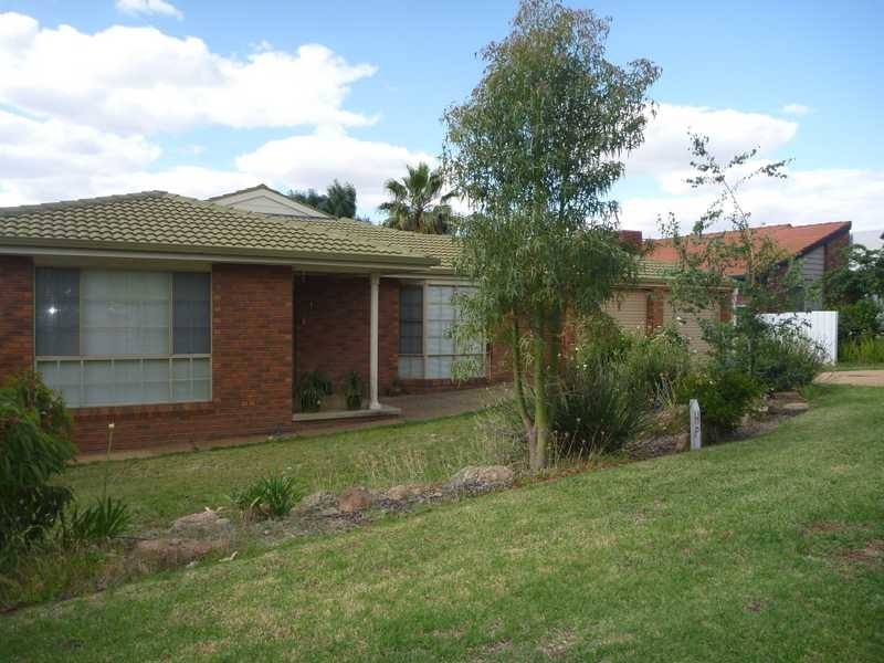 19 Brooklyn Drive, Bourkelands NSW 2650