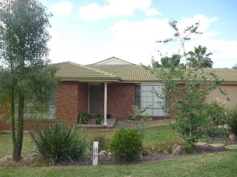 19 Brooklyn Drive, Bourkelands NSW 2650