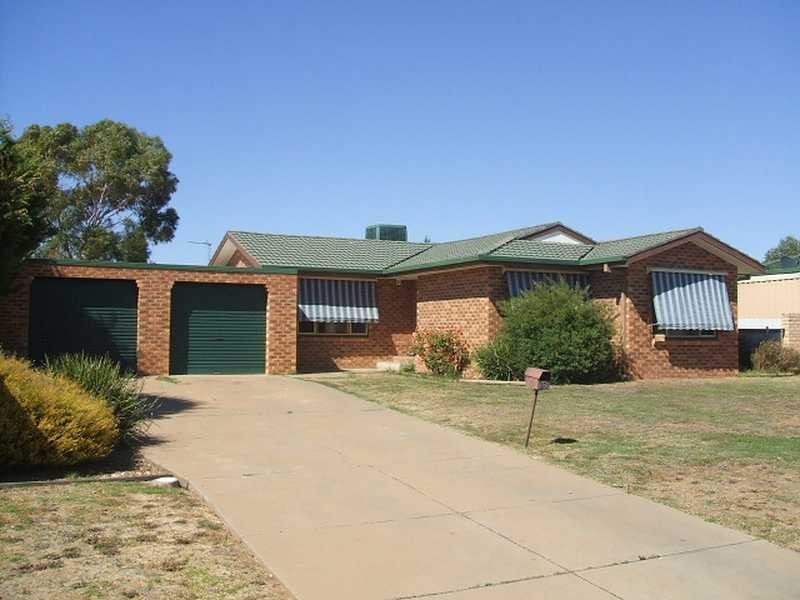 12 Bamarook Crescent, Glenfield Park NSW 2650