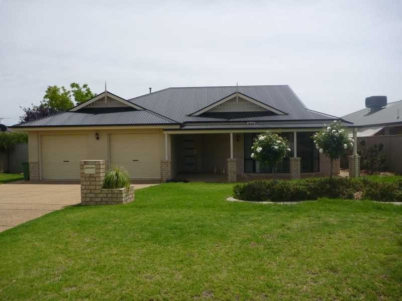74 Paldi Cresent, Glenfield Park NSW 2650