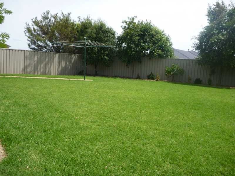 74 Paldi Cresent, Glenfield Park NSW 2650