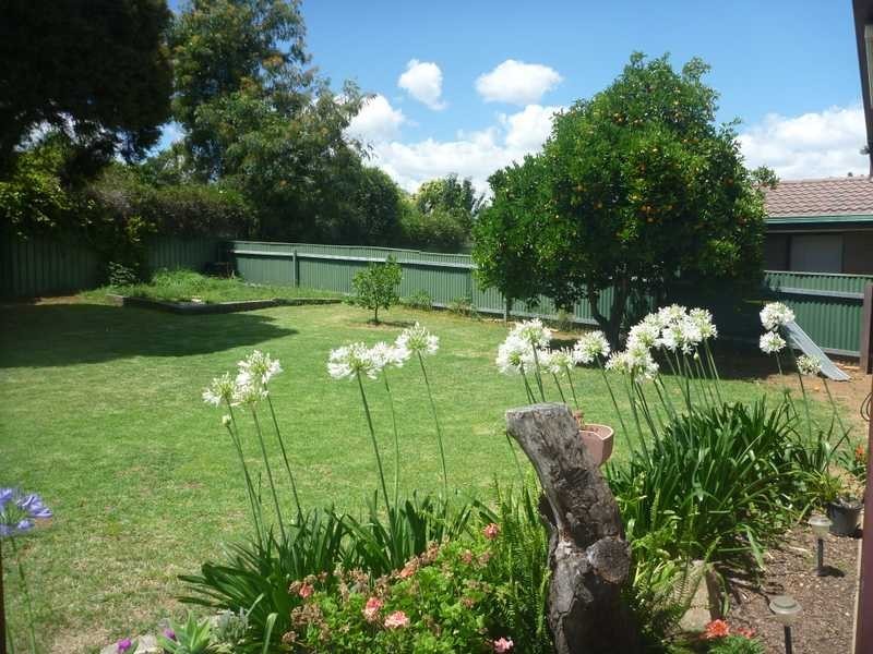 27 Malaya Drive, Tolland NSW 2650