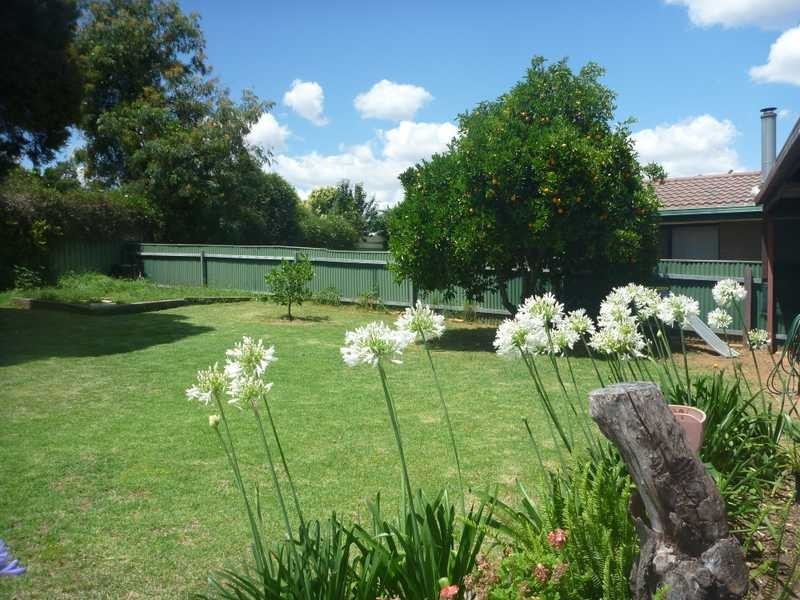 27 Malaya Drive, Tolland NSW 2650