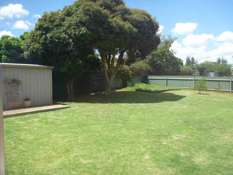 27 Malaya Drive, Tolland NSW 2650