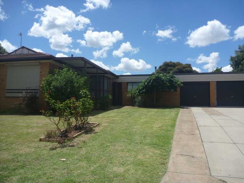 27 Malaya Drive, Tolland NSW 2650