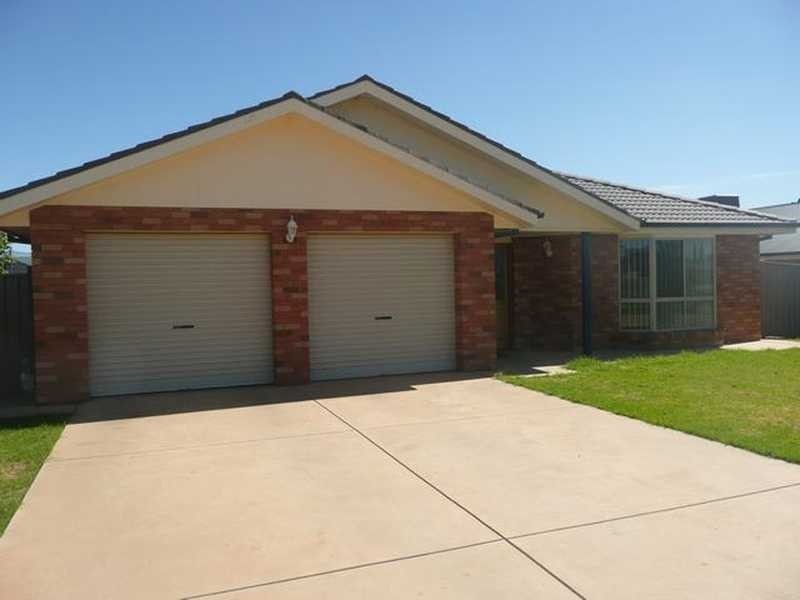 7 Womboin Crescent, Glenfield Park NSW 2650