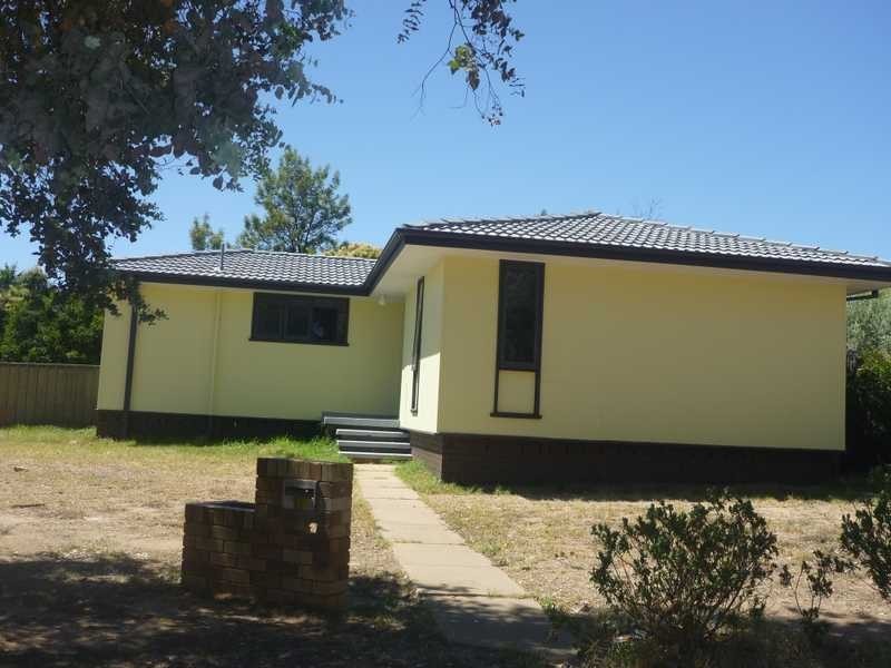 11 Oliver Place, Tolland NSW 2650