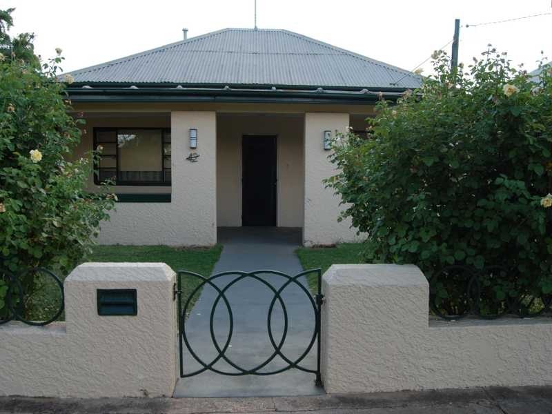 42 Simmons Street, Wagga Wagga NSW 2650