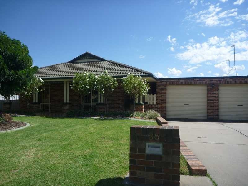 36 Grevillea Cres, Lake Albert NSW 2650