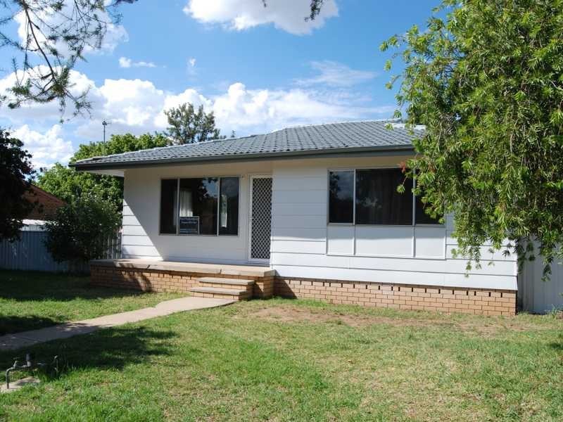 12 Dennis Crescent, Tolland NSW 2650