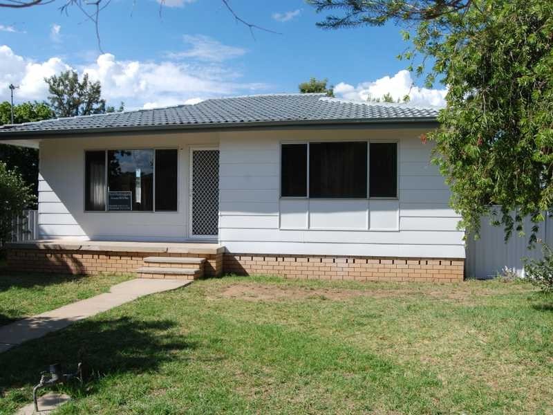 12 Dennis Crescent, Tolland NSW 2650