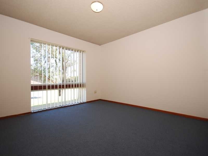2/4 Nordlingen Drive, Tolland NSW 2650