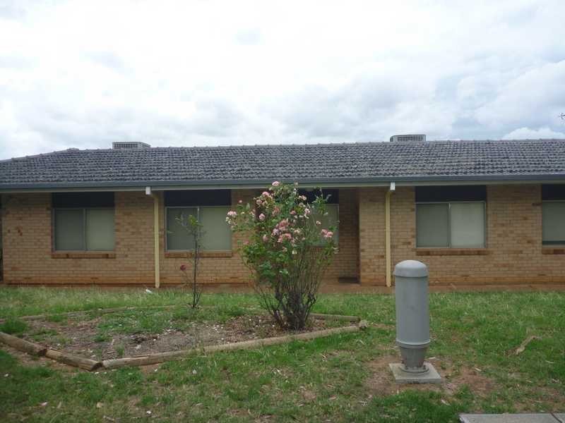2/10 Henschke Avenue, Tolland NSW 2650