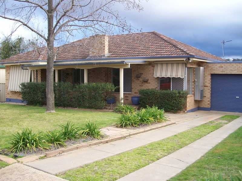 9 White Avenue, Kooringal NSW 2650