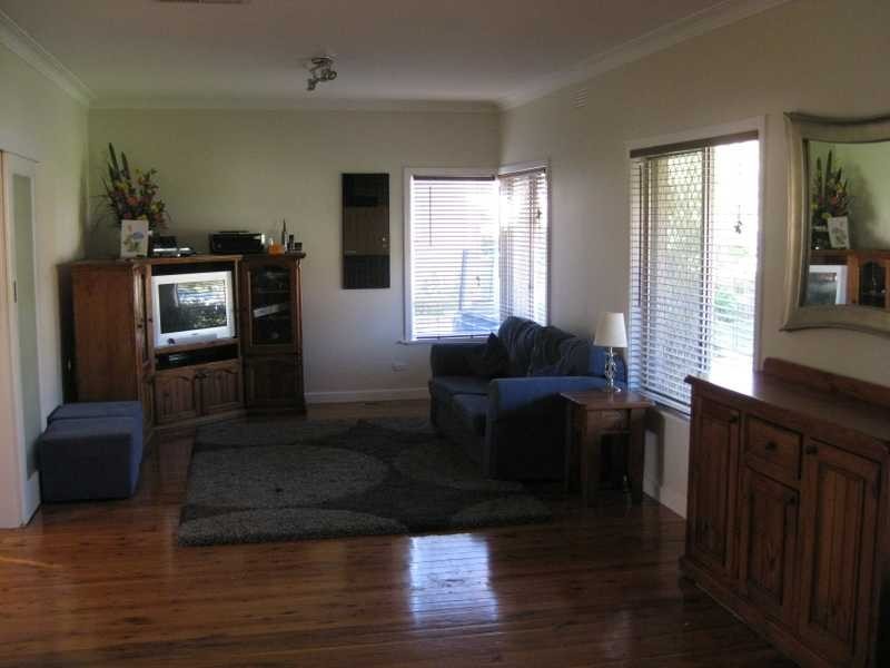 9 White Avenue, Kooringal NSW 2650