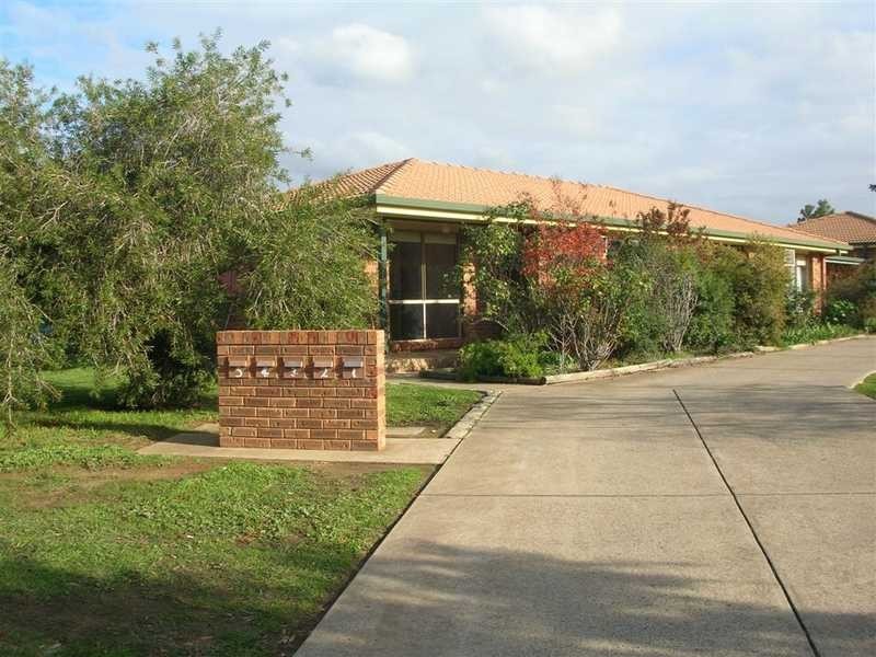 2/4 Borneo Crescent, Ashmont NSW 2650