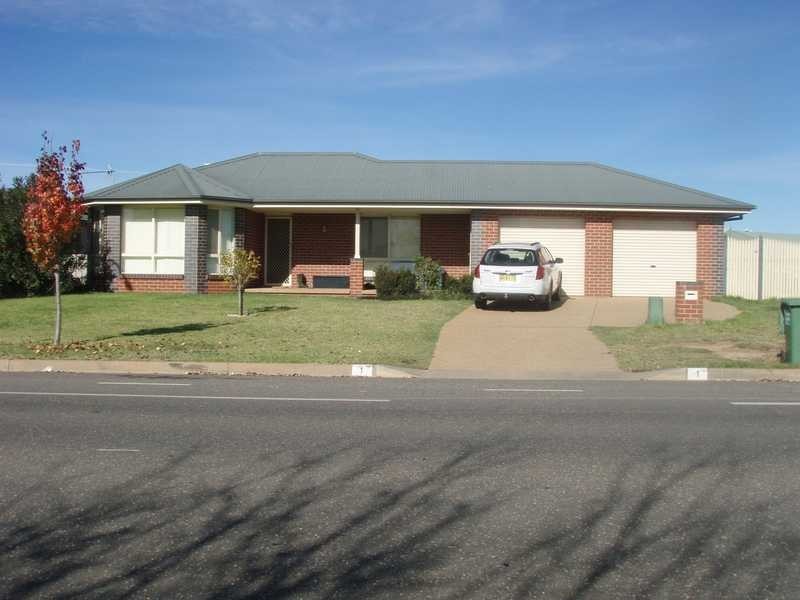 1 Kamaroo Court, Glenfield Park NSW 2650