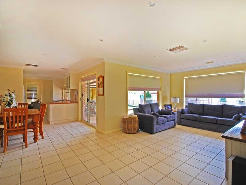 5 Garru Place, Glenfield Park NSW 2650