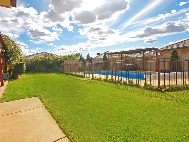 5 Garru Place, Glenfield Park NSW 2650
