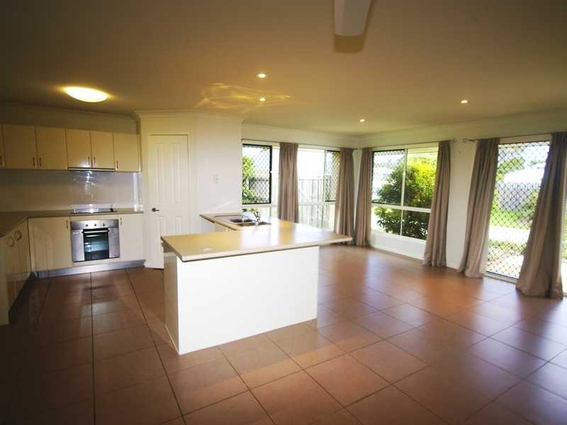 Unit 5/3-5 Weeroona Avenue, Beachmere QLD 4510