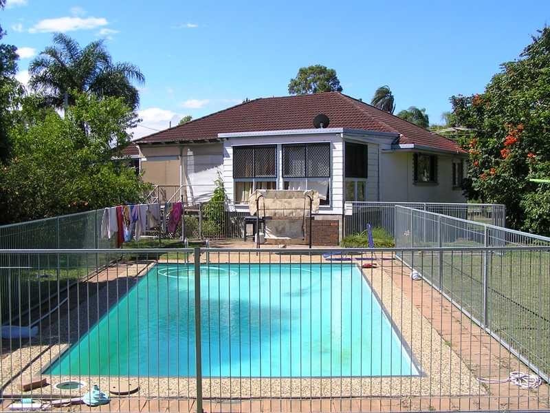 379 Beachmere Road, Beachmere QLD 4510