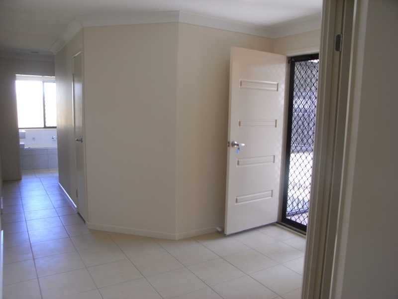 8 Dixon Court, Beachmere QLD 4510