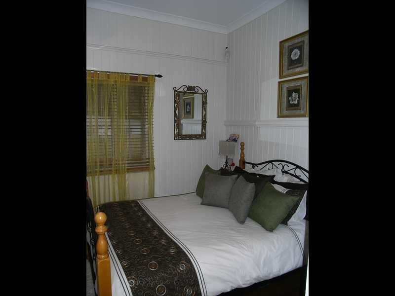 4 Moreton Tce, Beachmere QLD 4510