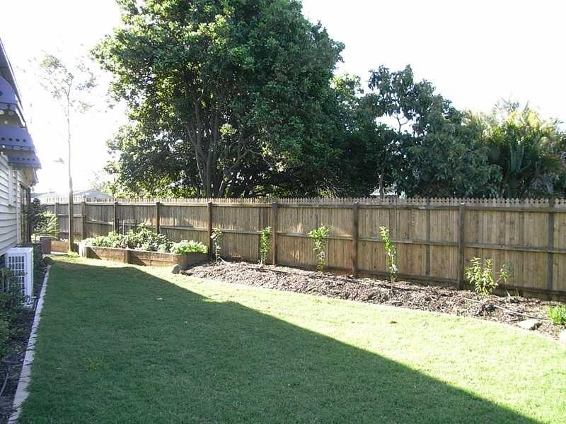 4 Moreton Tce, Beachmere QLD 4510