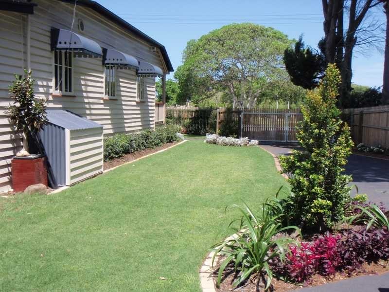 4 Moreton Tce, Beachmere QLD 4510