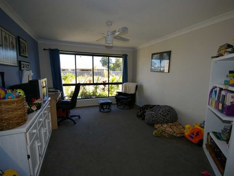 1 Adam Court, Beachmere QLD 4510
